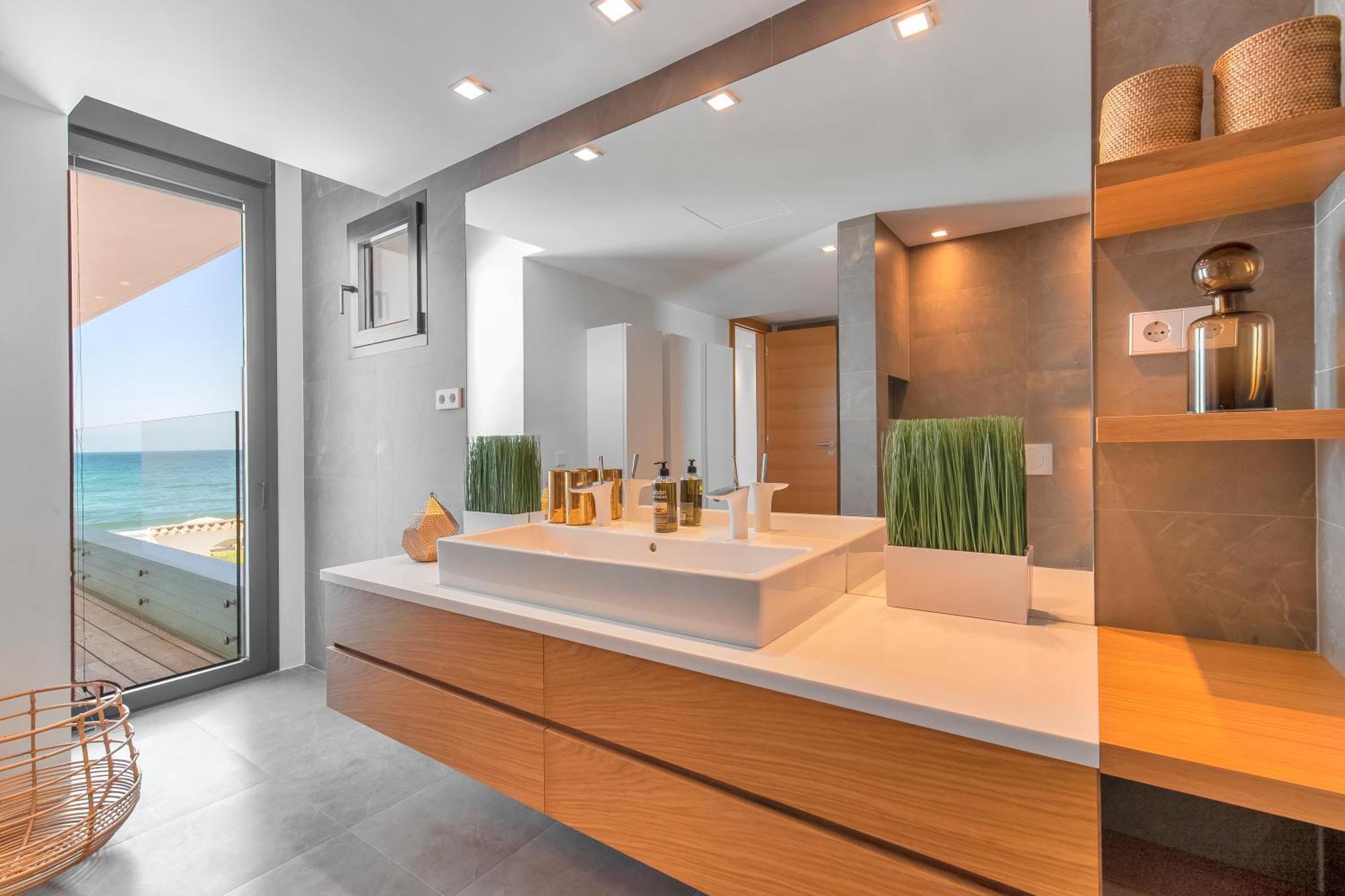 Breath Taking Front Line With Sauna & Jacuzzi *