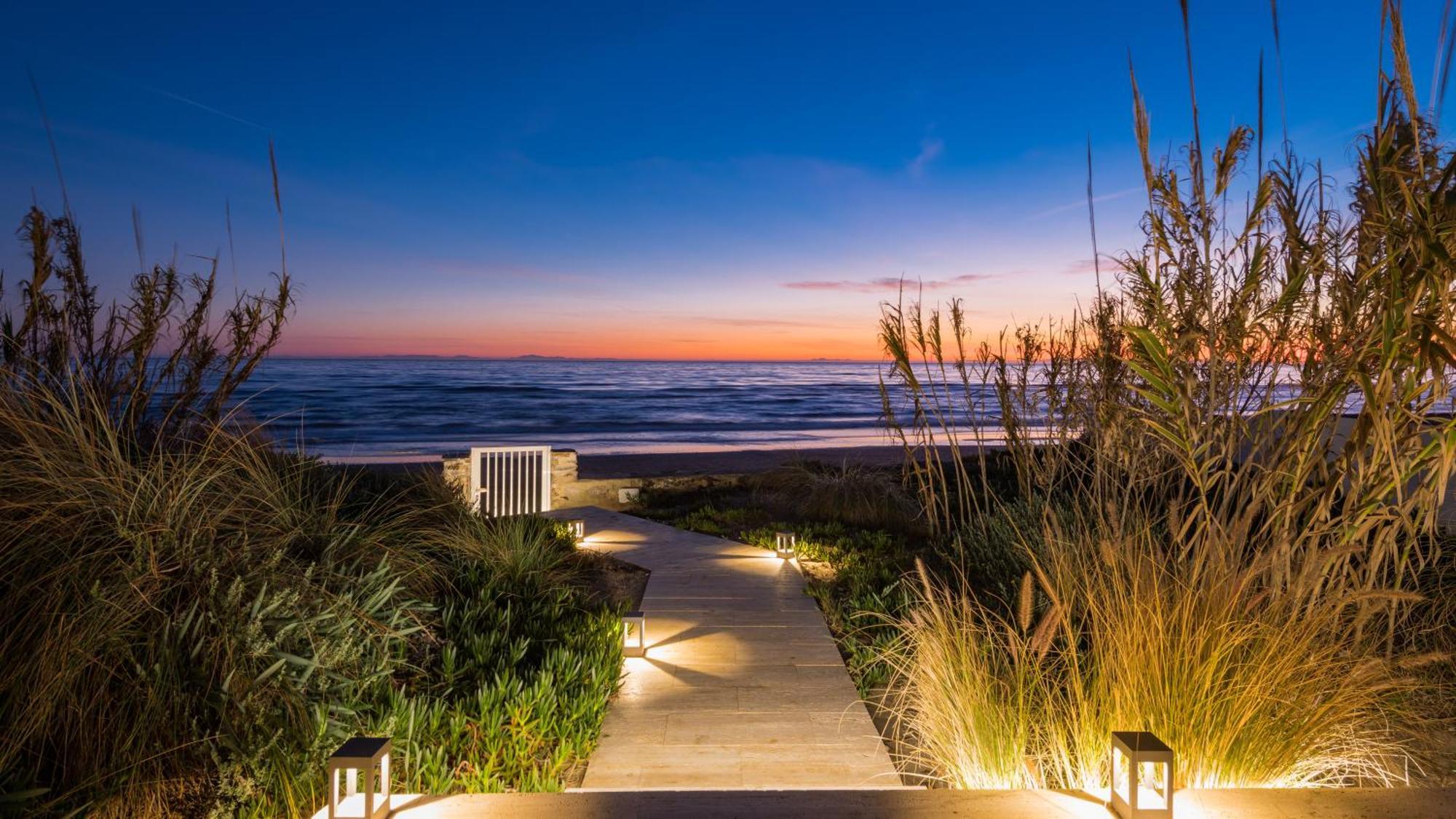 Breath Taking Front Line With Sauna & Jacuzzi *