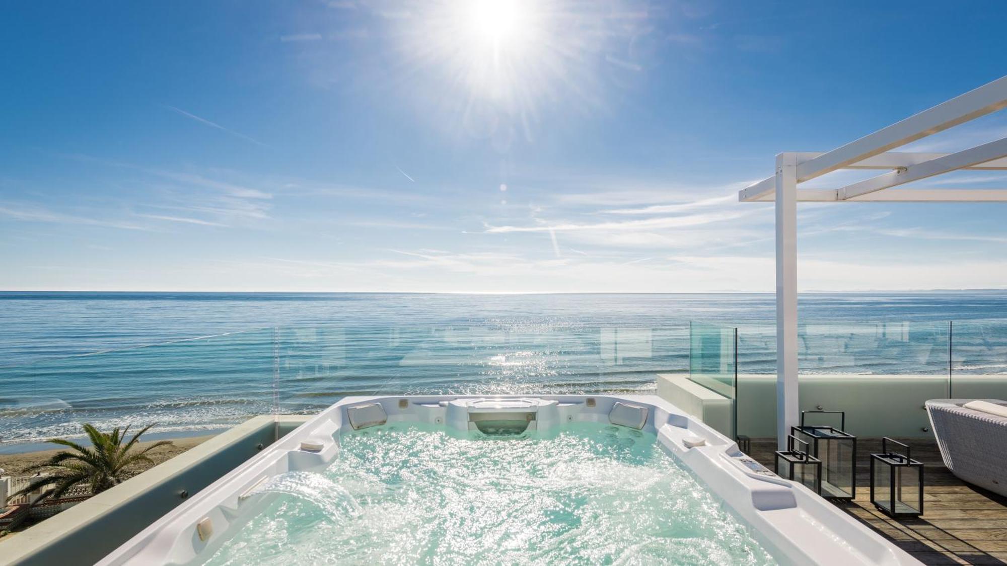 Breath Taking Front Line With Sauna & Jacuzzi *