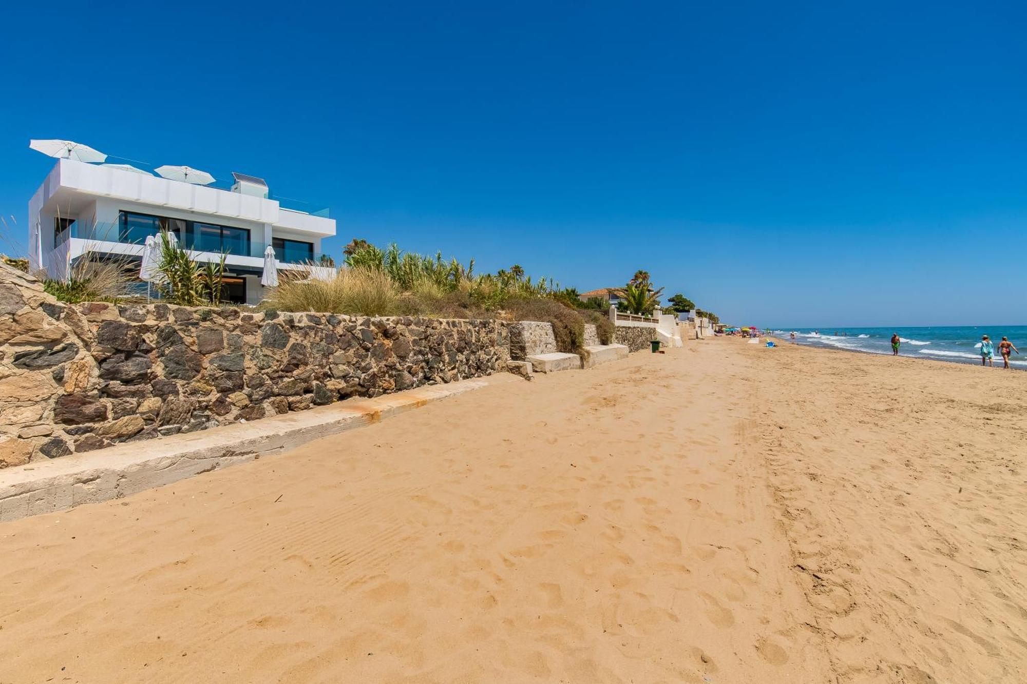 Breath Taking Front Line With Sauna & Jacuzzi