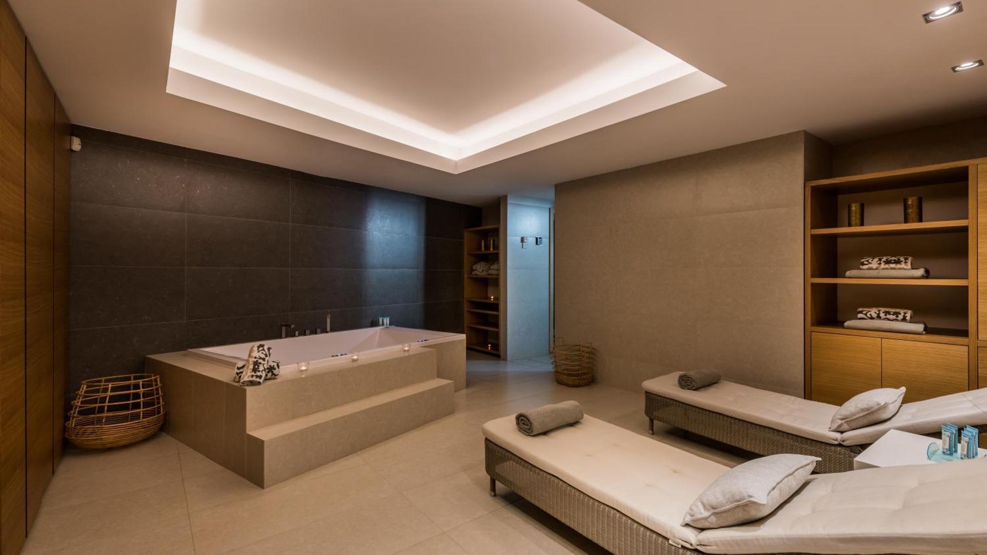Breath Taking Front Line With Sauna & Jacuzzi