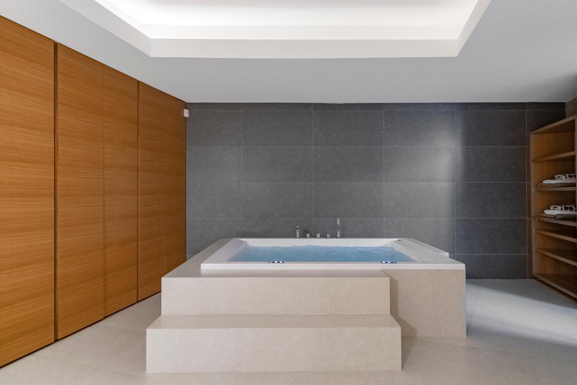 Villa Breath Taking Front Line With Sauna & Jacuzzi Marbella