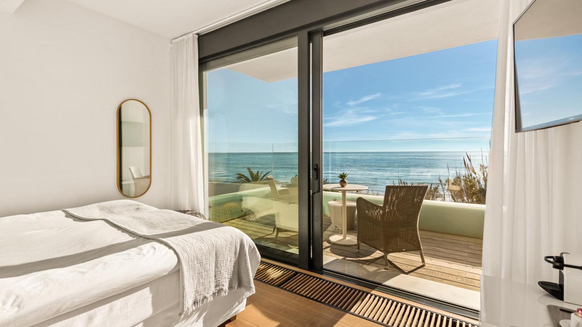 Breath Taking Front Line With Sauna & Jacuzzi